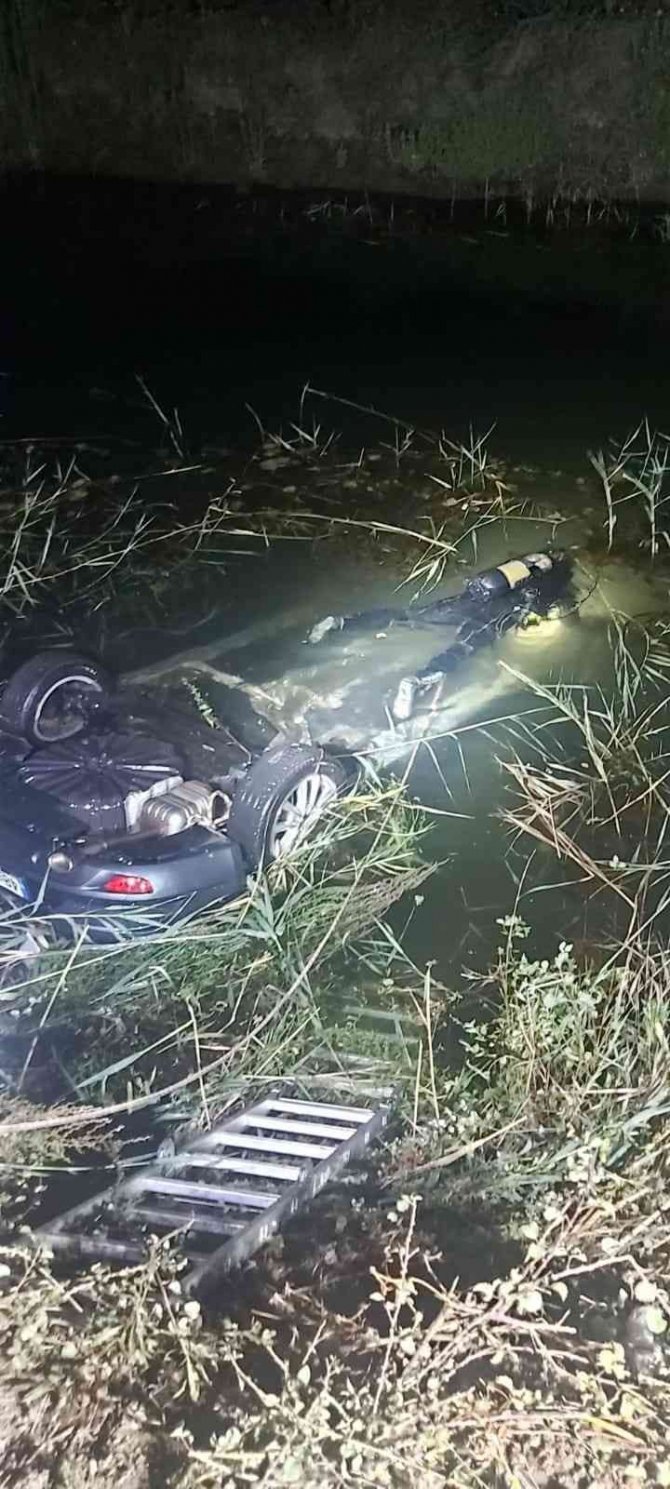 Su Kanalına Düşen Otomobildeki 2 Kişi Hayatını Kaybetti