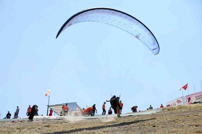 Ali Dağı’nda Yamaç Paraşütü Heyecanı Başladı