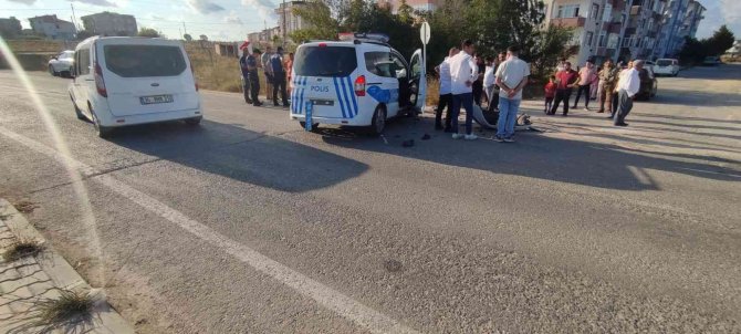 Hızlı Sürücü Polis Otosuna Çarpıp Kaçtı: 2 Polis Memuru Yaralandı