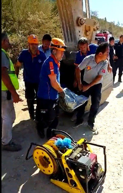 Baraj İnşaatında Kamyon 80 Metrelik Uçuruma Yuvarlandı