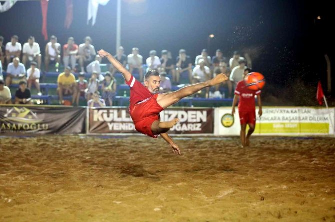 Plaj Futbolunda Şampiyon Çimhan Sarılar Spor