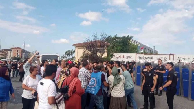 Tuzla’da İşten Çıkarılan Fabrika İşçileri İle Polis Arasında Gerginlik
