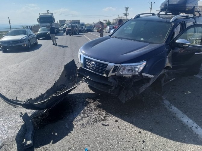 Kamyonetle Çarpışan Otomobil Alev Alev Yandı