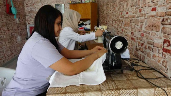 Atık Malzemelerden Hem Ürün Üretiyor Hem De Aile Bütçesine Destek Oluyor