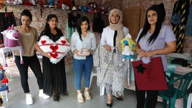 Atık Malzemelerden Hem Ürün Üretiyor Hem De Aile Bütçesine Destek Oluyor