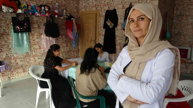 Atık Malzemelerden Hem Ürün Üretiyor Hem De Aile Bütçesine Destek Oluyor