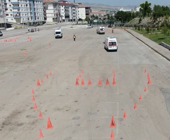 Ambulans Sürücüleri İşte Bu Zorlu Eğitimlerden Geçiyor