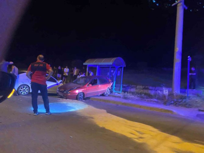 Otomobiller Çarpıştı: 2 Yaralı