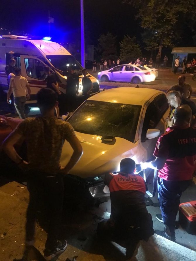 Otomobiller Çarpıştı: 2 Yaralı