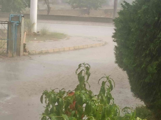 Şuhut’ta Sağanak Yağış Ve Dolu Hayatı Olumsuz Etkiledi