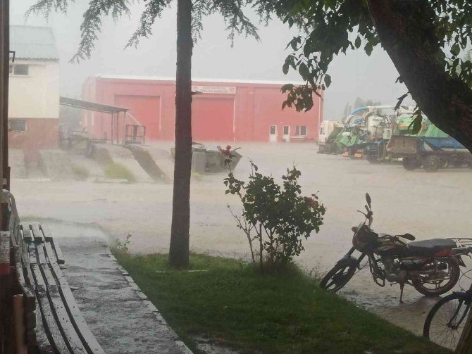 Şuhut’ta Sağanak Yağış Ve Dolu Hayatı Olumsuz Etkiledi