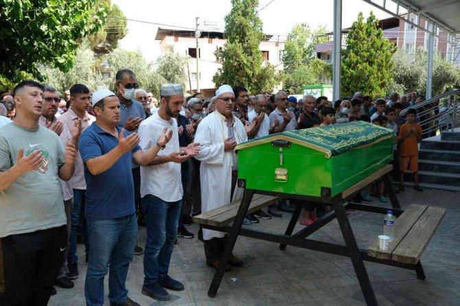 Paraşüt Kazasında Ölen Öğretmeni Öğrencileri Gözyaşlarıyla Uğurladı
