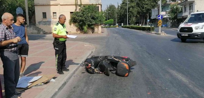 Manavgat’ta Yola Savrulan Elektrikli Bisiklet Sürücüsüne Minibüs Çarptı
