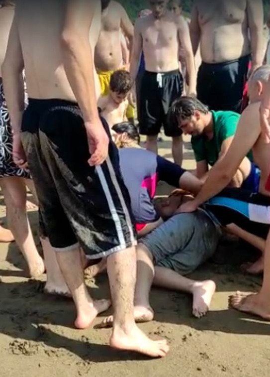 Paramedik Çift, Plajda Boğulma Tehlikesi Geçiren Çocuğu Hayata Döndürdü