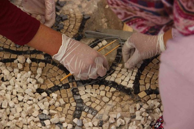 Kadınlardan Bin 700 Yıllık Sardes Antik Kentine İnce Dokunuş