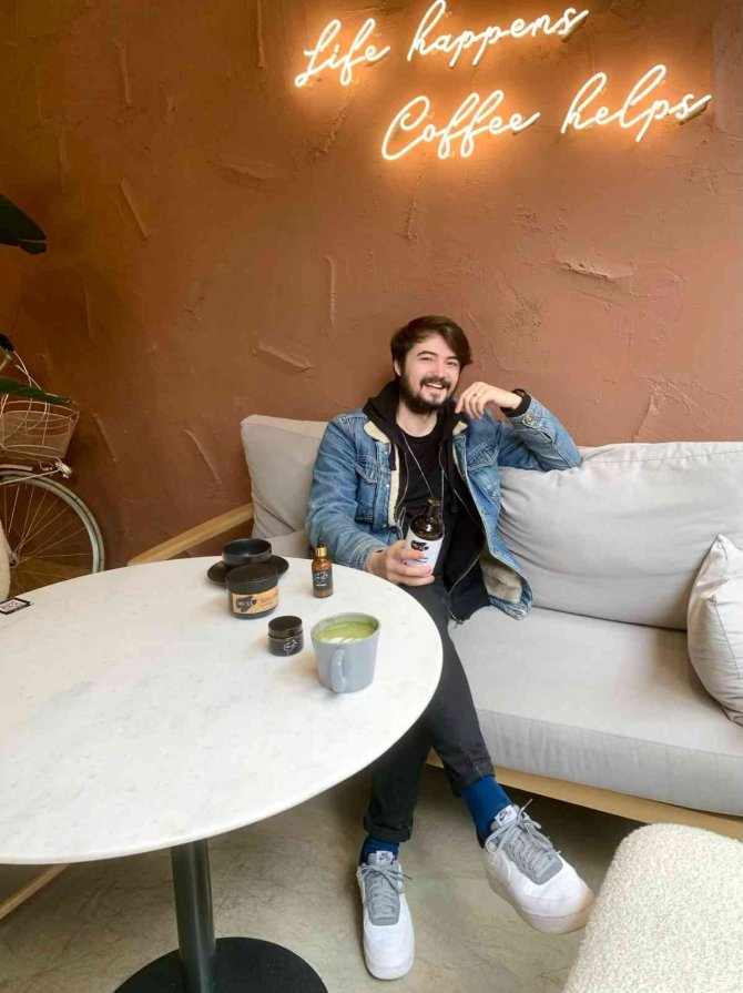 Ünlü Kuaför Özgür Fison Kadınları Uyardı: Saçlarınızı Yaptırırken Aşırı Kimyasaldan Kaçının