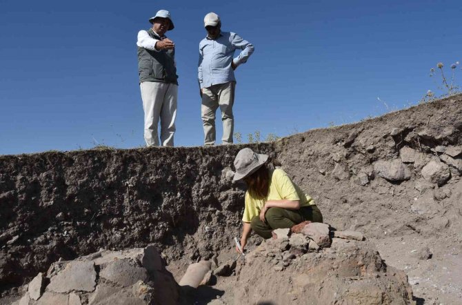 Ahlat Kazıları Tarihe Işık Tutuyor
