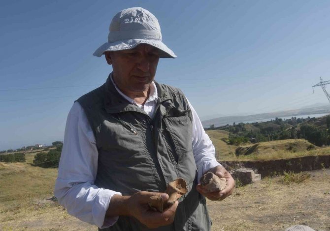 Ahlat Kazıları Tarihe Işık Tutuyor