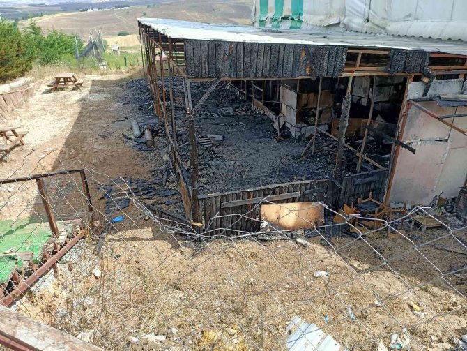 Büyükçekmece’de Yanan Halı Saha Deposundan Ceset Çıktı