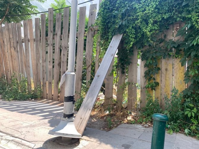 Düşmeye Yüz Tutmuş Çitler İçin Vatandaştan İlginç Çözüm