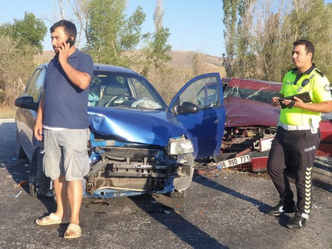 Sungurlu’da İki Otomobil Çarpıştı; 5 Yaralı