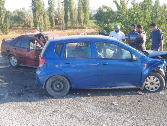 Sungurlu’da İki Otomobil Çarpıştı; 5 Yaralı