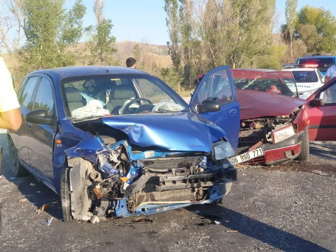 Sungurlu’da İki Otomobil Çarpıştı; 5 Yaralı