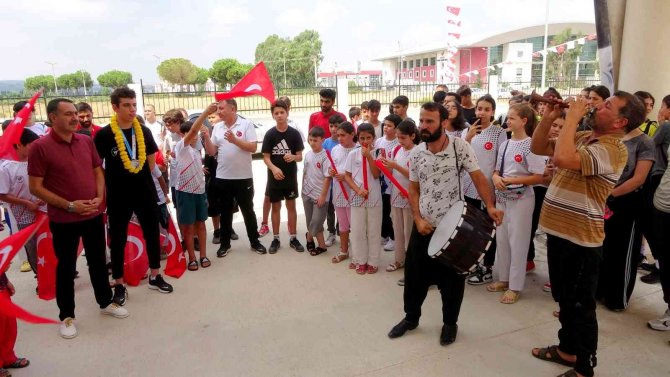 Dünya İkincisi Oldu, Memleketi Osmaniye’de Şampiyon Gibi Karşılandı