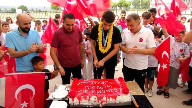 Dünya İkincisi Oldu, Memleketi Osmaniye’de Şampiyon Gibi Karşılandı