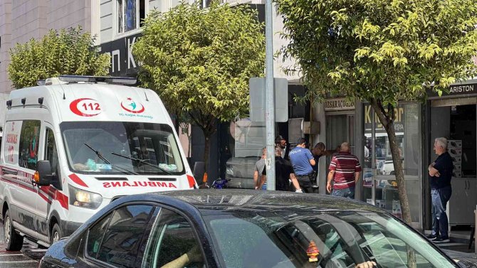 Apartmanın Girişinde Kan Gören Vatandaşların İhbarı Polisi Alarma Geçirdi