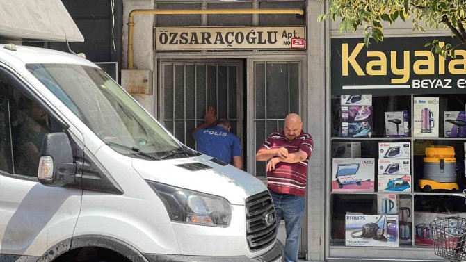 Apartmanın Girişinde Kan Gören Vatandaşların İhbarı Polisi Alarma Geçirdi
