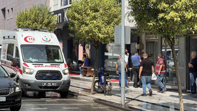 Apartmanın Girişinde Kan Gören Vatandaşların İhbarı Polisi Alarma Geçirdi