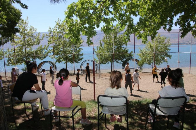 Çocuklar Piknikte Bir Araya Geldi