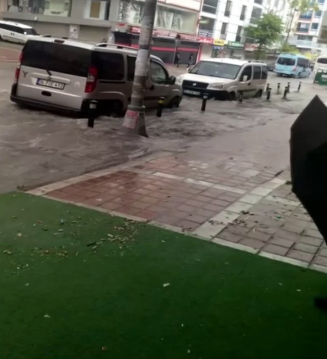 Esenyurt’ta Etkili Olan Sağanak Yağış Rögarları Patlattı: Caddeler Sular Altında Kaldı