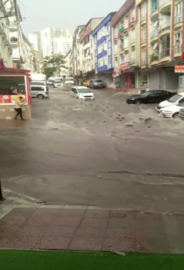 Esenyurt’ta Etkili Olan Sağanak Yağış Rögarları Patlattı: Caddeler Sular Altında Kaldı