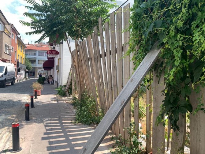 Düşmeye Yüz Tutmuş Çitler İçin Vatandaştan İlginç Çözüm