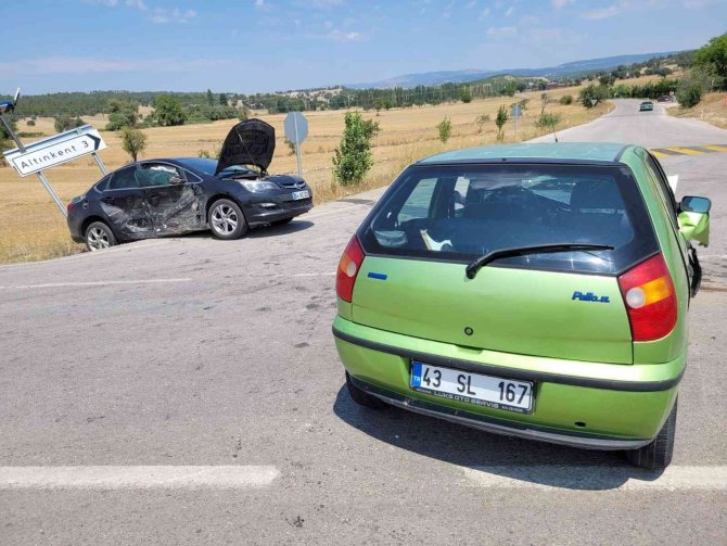 Gediz’de Trafik Kazası: 3 Yaralı