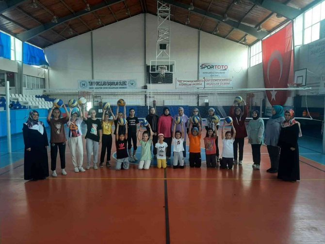 Gediz’de Futbol Ve Voleybol Turnuvaları Başladı