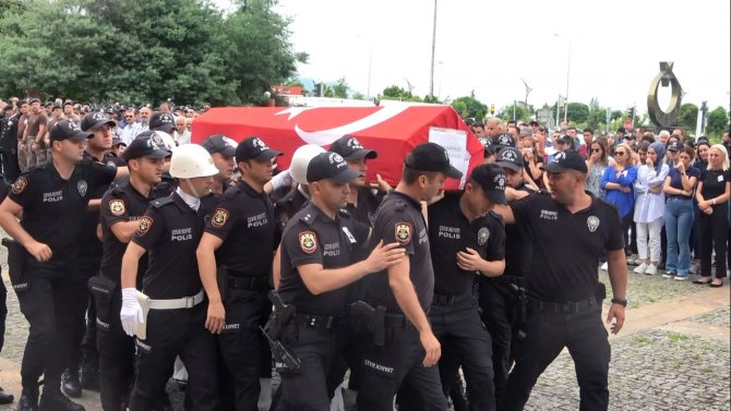 Lunapark’taki Eğlence Treni Kazasında Ölen Komiser Yardımcısı Bayan Polis İçin Tören Düzenlendi