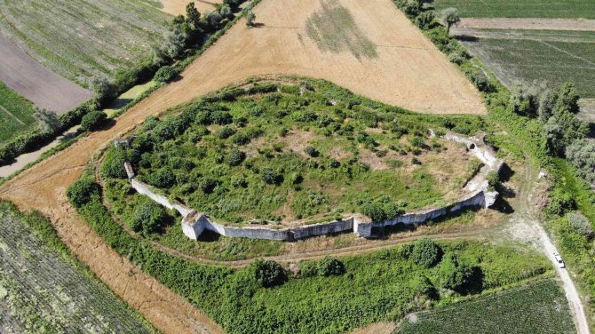 Bizans İzlerini Taşıyan Tarihi Kalede Kazı Çalışması