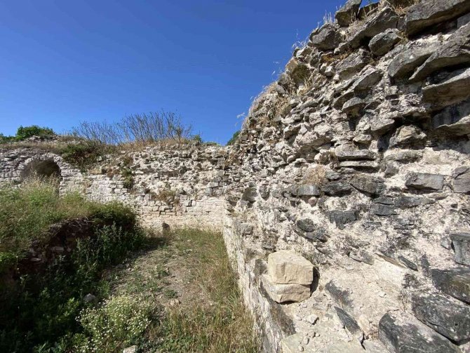 Bizans İzlerini Taşıyan Tarihi Kalede Kazı Çalışması