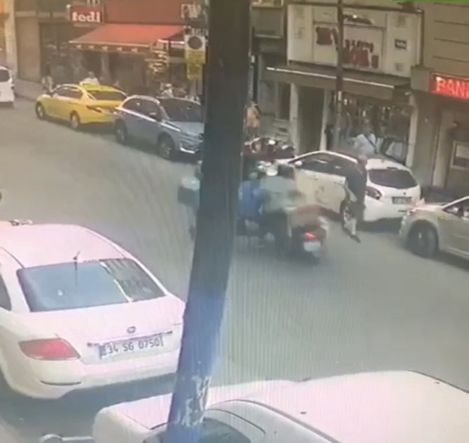 Şişli’de İlginç Kaza Kamerada: İ̇ki Motosikletli Kafa Kafaya Çarpıştı