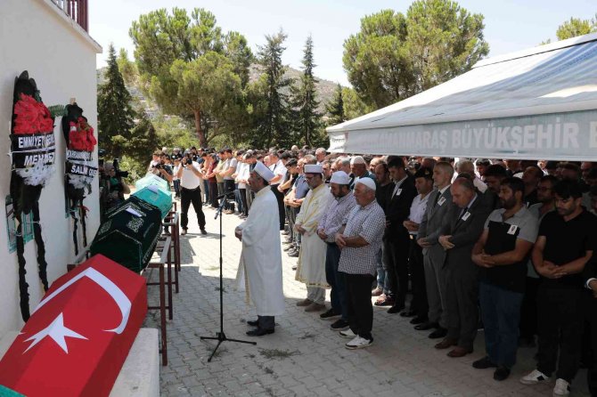 5 Kişilik Aile Yan Yana Toprağa Verildi
