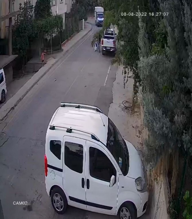 Üzerinden Kamyonet Geçen Çocuk Burnu Bile Kanamadan Kurtuldu