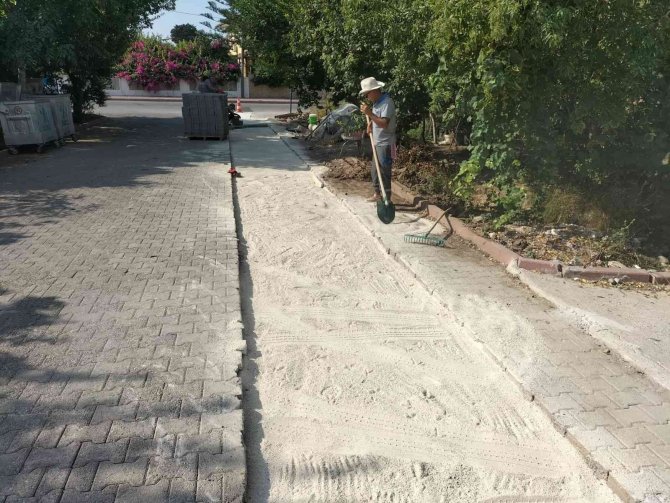 Kemer’de Bozuk Yolların Tamirini Yapıyor