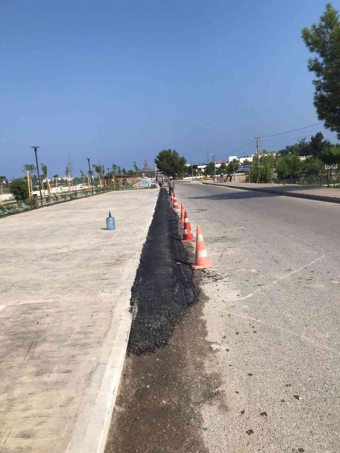 Kemer’de Bozuk Yolların Tamirini Yapıyor