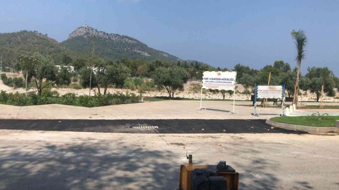 Kemer’de Bozuk Yolların Tamirini Yapıyor