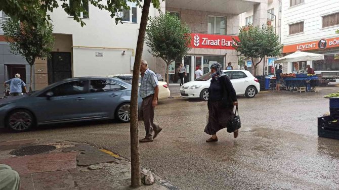 Yağmurdan Kaçan Vatandaşlar Saçak Altlarına Sığındı