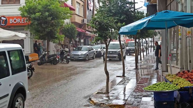 Yağmurdan Kaçan Vatandaşlar Saçak Altlarına Sığındı