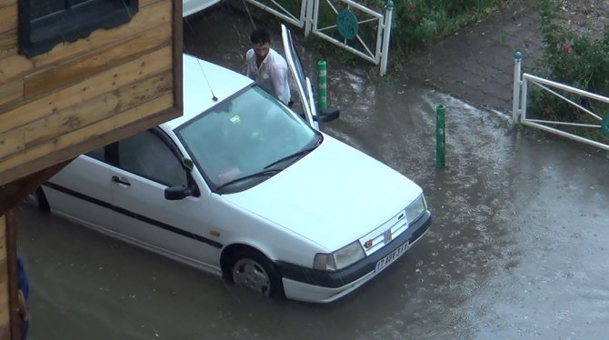 Suda Mahsur Kalan Arabasını Böyle Kurtardı